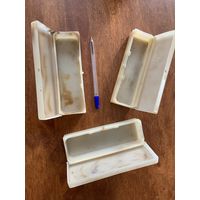 Советские  ёмкость-коробочки  для хранения  швейных принадлежностей и не  только!  С защёлкой. Цена за  1.