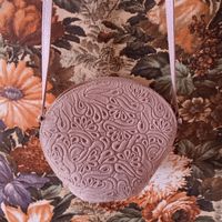 Элегантная кожаная сумочка с красивым орнаментом, тиснение. 19х17 см, донышко 12х9 см. Европа.