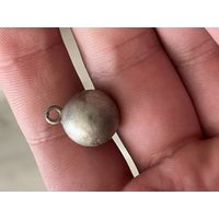 Красивая большая серебряная пуговица гирька .