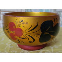 Традиционная русская деревянная чаша, выполненная в технике хохломской росписи.