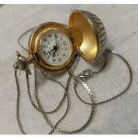 Часы кулон на цепочке. На ходу.