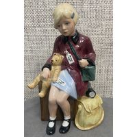 Фарфоровая статуэтка Девочка в эвакуации. Англия Royal Doulton.  1988 год. Высота 20 см.