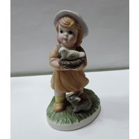 Статуэтка фарфоровая "Девочка с птичкой" 80-е годы Европа. Высота 9.5 см.