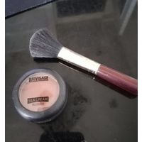 Румяна и натуральная кисточка
