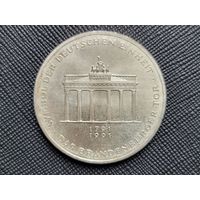 10 марок 200 лет Бранденбургским Воротам A ФРГ Серебро 15,5 грамма 625 пробы! Остатки штемпельного блеска! ВОЗМОЖЕН ОБМЕН!