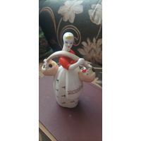 Девушка с грибами. Полонский завод художественной керамики. Авторы Ф. Бобик и Т. Н. Шуляк. .