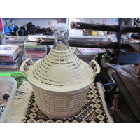 Итальянская бутыль на 5 л в пластиковой оплетке.