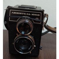 Советский среднеформатный фотоаппарат Любитель-166В произведенный объединением ЛОМО в чехле