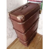 Старинный огромный чемодан. Две ручки