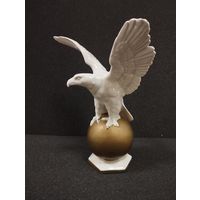 Статуэтка фарфоровая Орёл на золотом шаре. Германия
