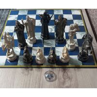 Шахматные фигурки с доской.