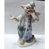 Статуэтка фарфоровая "Клоун с ракеткой" 80-90-е годы Европа. Высота 21 см. Целая, без реставрации.