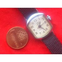 Часы МИНИАТЮРНЫЕ ЗАРЯ 1509 из СССР 1970-х