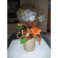 Топиарий из кофейных зерен и монет РФ.