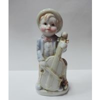 Статуэтка фарфоровая "Мальчик музыкант" 80-е годы Европа. Высота 14 см.
