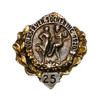 Памятный или членский значок, связанный с немецким народным танцевальным клубом "Volkstrachtenverein Sochering", основанным в 1920 году