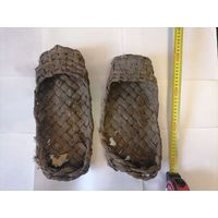 Старые плетёные лапти