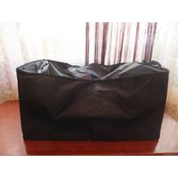 Органайзер для багажника автомобиля, новый. Хорошо держит форму, очень плотный каркас, сверху на замке. Цвет черный. Длина 62 см, глубина 34 см, высота 31 см.