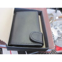 Держатель для банковских карт и прочего в коробке.