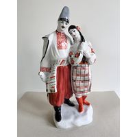 СТАТУЭТКА ФАРФОРОВАЯ  "ЛЕВКО И ОКСАНА". БОЛЬШОЙ РАЗМЕР - 28*14*10 СМ. 1976-1991 ГОДА. КИЕВ. КЭКХЗ. УКРАИНА. СМ.ФОТО И ОПИСАНИЕ.
