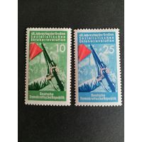 ГДР 1957 Полная серия марок "40 лет Октябрьской революции в России" (чистые* с клеем и наклейками) Mi.601-602 каталог 0.60 евро