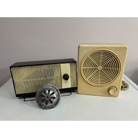 Два громкоговорителя (радио) + микрофон.