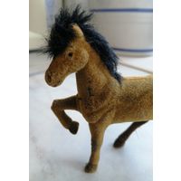 Винтажная (?) флокированная фигурка лошади
