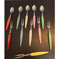 Набор-мини винтажных десертных вилок и ложек с разноцветными ручками и растительным орнаментом, СССР