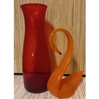 Посуда СССР. Ваза красное стекло, лебедь оранжевый цвет.