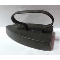 Утюг чугунный 30-х годов. Размер 10-17 см. Высота 10.5 см. В очень хорошем состоянии.