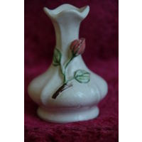 Ваза фарфоровая    10,5 см  ( целая )
