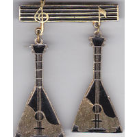 Музыкальные инструменты: балалайки.