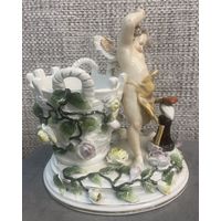 ФАРФОРОВАЯ СТАТУЭТКА АМУР, КУЮЩИЙ СЕРДЦЕ, SITZENDORF, ГЕРМАНИЯ, КОН.19 В 18 х 18 см