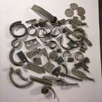 Разные старые предметы.