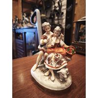 Очень красивая сюжетная фарфоровая статуэтка дамы и кавалер, старая Германия клеймо