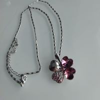 Медальон  на цепочке " Волшебный цветок" Покрытие серебро . Сочетание сиреневых и белых фианитов и камушков.2,5х2 см. ,44 см.