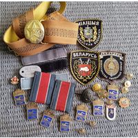 Предметы коллекционирования. Шевроны, значки, ремень, пуговицы.