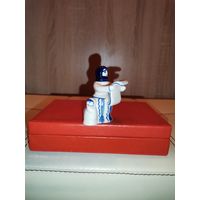 Фарфоровая статуэтка "Мама с ребёнком", Гжель, времён СССР, высота 7 см., без сколов.