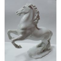 Статуэтка фарфоровая "Лошадь" 70-е годы Европа. Высота 19.5 см.