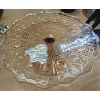 Тортница, украшенная геометрическим декором, цветное стекло.  СССР, 1950-1960 гг.  26 см