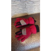 Перчатки непромокаемые на 4-6 лет. Красные, хорошего качества, удобные. Хорошее состояние, носили мало.