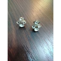 Винтажные чешские клипсы без прокола , из бижутерного сплава с прозрачными кристаллами , в идеальном состоянии .