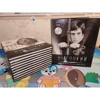 ВЛАДИМИР ВЫСОЦКИЙ. ИЛЛЮСТРИРОВАННОЕ СОБРАНИЕ СОЧИНЕНИЙ В 11 ТОМАХ + 11 CD С ПЕСНЯМИ.  САНКТ-ПЕТЕРБУРГ. "АМФОРА". 2012 ГОД.