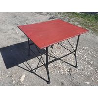Стол с металлическим каркасом