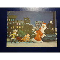 Новогодняя открытка.  1969 г.  Дед Мороз, Снегурочка, санки, мешок.  чистая.