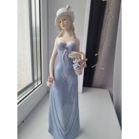 Статуэтка девушка с цветами