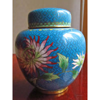 Ваза с крышкой Металл Китай Перегородчатая эмаль Клуазоне Выпуск 1950-1955 Очень хорошее состояние. Никаких трещин, сколов, вмятин, потертостей. Светлые пятнышки на фото – отблеск света из окна