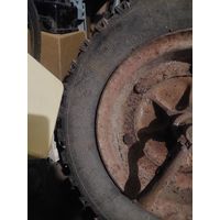 Старое колесо от сельхоз техники, 135-254(500-10) ссср, состояние камеры неизвестно. Протектор лысый.