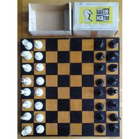 СССР: ШАХМАТЫ (пластмасса) со складной  ДОСКОЙ (дерево)