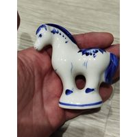 Красивый крупненький фарфоровый коник,гжель,с рубля